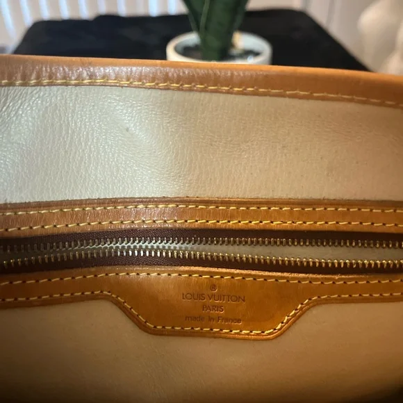 AUTHENTIC w’ COA. Louis Vuitton Monogram bucket bag. - Picture 6 of 16